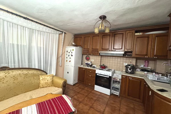 Shtepi ne shitje Apartament ne Tirane, 2+1, Mobilimi E mobiluar, Pagesa 168,000  Euro.