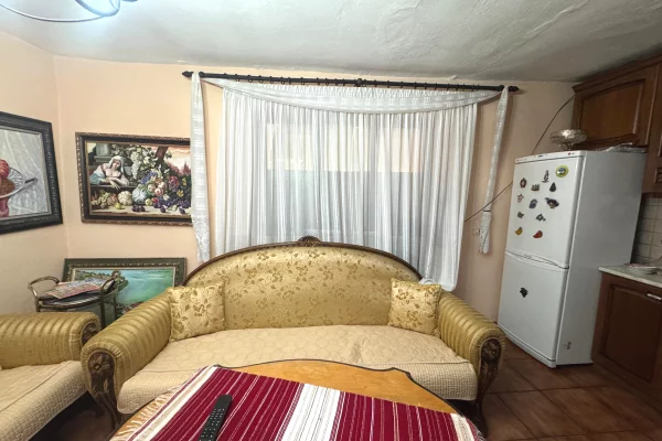 Shtepi ne shitje Apartament ne Tirane, 2+1, Mobilimi E mobiluar, Pagesa 168,000  Euro.