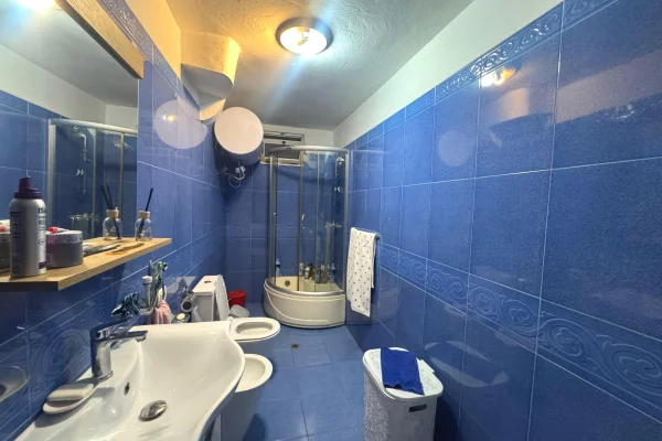 Shtepi ne shitje Apartament ne Tirane, 2+1, Mobilimi E mobiluar, Pagesa 168,000  Euro.