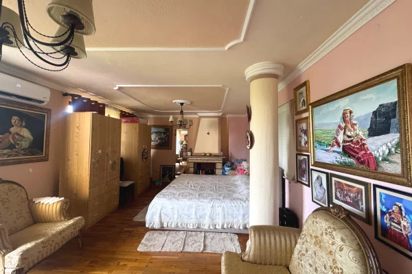Shtepi ne shitje Apartament ne Tirane, 2+1, Mobilimi E mobiluar, Pagesa 168,000  Euro.