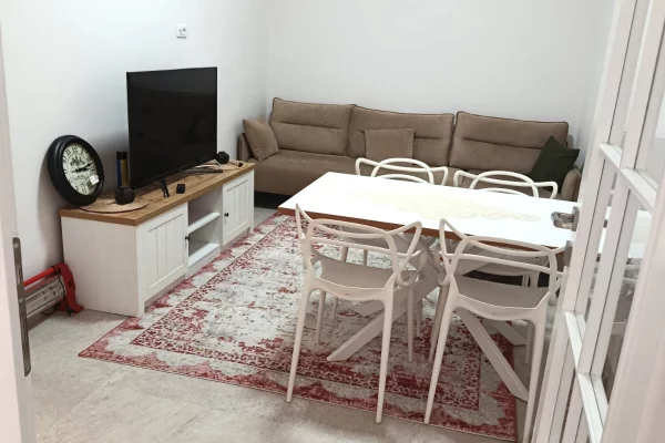 SHTEPI ME QERA 1+1 - TEK SHKOLLA BESNIK SYKJA, ISH STACIONI FUNDIT I TIRANES SE RE,