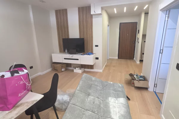 Jepet apartament 2+1 me qera te Globe perballe Delijorgjit