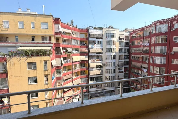 Shtepi ne shitje Apartament ne Tirane, 2+1, Mobilimi E mobiluar, Pagesa 145,000  Euro.