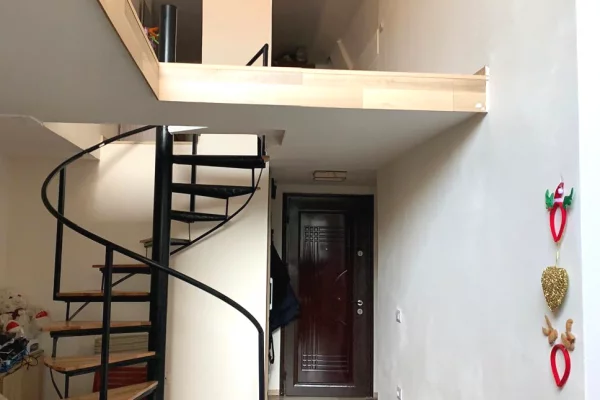 Shtepi me qera Duplex(shtepi me 2 kate) ne Tirane, 1+1, Mobilimi E mobiluar, Pagesa 55,000  Leke.