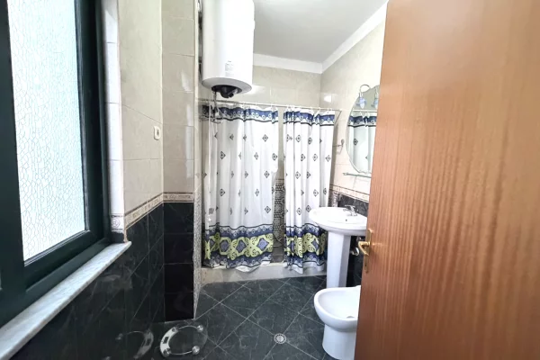 Shtepi me qera Apartament ne Tirane, 2+1, Mobilimi E mobiluar, Pagesa 700  Euro.
