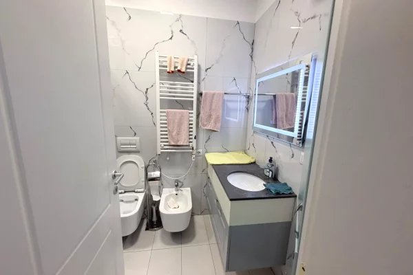 Shtepi me qera Apartament ne Tirane, 2+1, Mobilimi E mobiluar, Pagesa 65,000  Leke.
