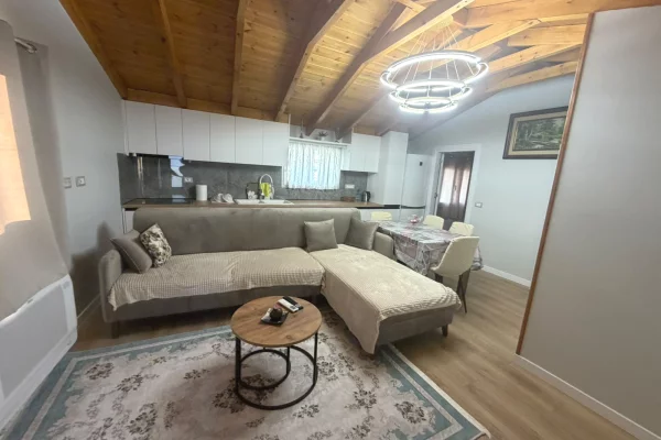 Jepet me qera apartament 1+1 prane Rruges se Elbasanit