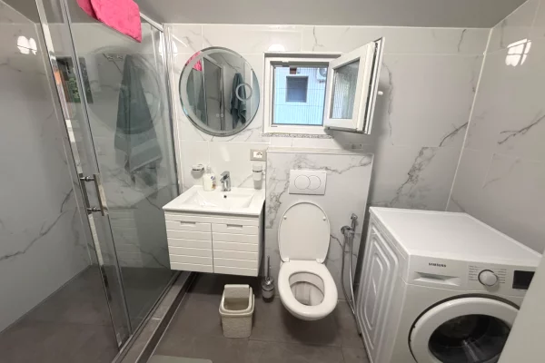 Shtepi me qera Apartament ne Tirane, 1+1, Mobilimi E mobiluar, Pagesa 50,000  Leke.