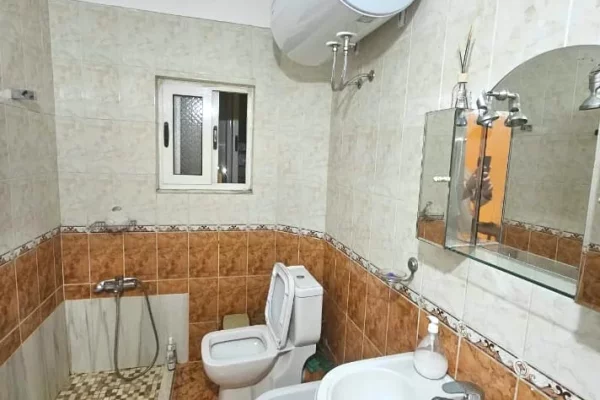 Shtepi me qera Apartament ne Tirane, 2+1, Mobilimi E mobiluar, Pagesa 55,000  Leke.