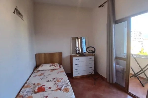 Shtepi me qera Apartament ne Tirane, 2+1, Mobilimi E mobiluar, Pagesa 65,000  Leke.