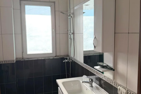 Shtepi me qera Apartament ne Tirane, 2+1, Mobilimi E mobiluar, Pagesa 750  Euro.