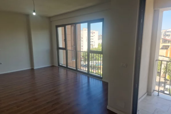 Jepet me qera apartament 2+1+2 tualete bosh per zyra ose banim te Rruga 