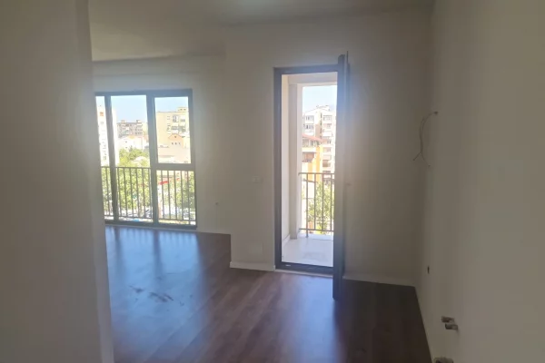 Shtepi me qera Apartament ne Tirane, 2+1, Mobilimi Bosh, pa mobiluar, Pagesa 700  Euro.