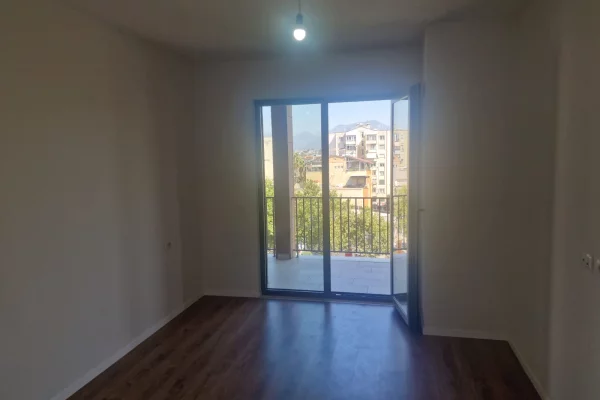 Shtepi me qera Apartament ne Tirane, 2+1, Mobilimi Bosh, pa mobiluar, Pagesa 700  Euro.