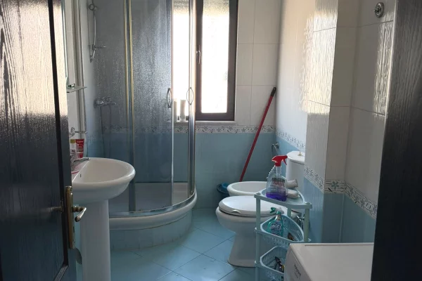 Shtepi me qera Apartament ne Tirane, 2+1, Mobilimi E mobiluar, Pagesa 400  Euro.
