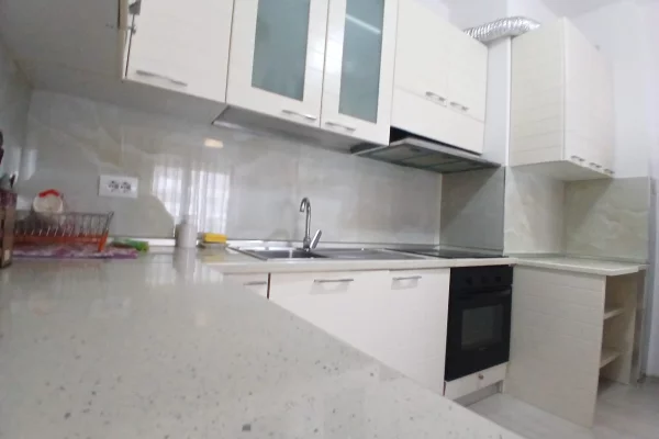 Shtepi me qera Apartament ne Tirane, 3+1, Mobilimi E mobiluar, Pagesa 60,000  Leke.