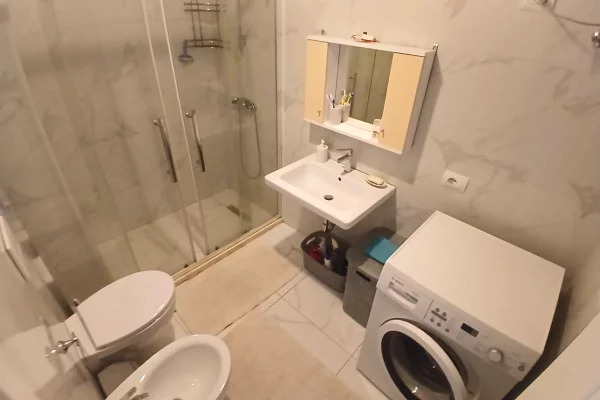 Shtepi me qera Apartament ne Tirane, 3+1, Mobilimi E mobiluar, Pagesa 60,000  Leke.