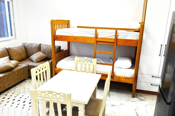 Shtepi me qera Apartament ne Tirane, Garsoniere, Mobilimi E mobiluar, Pagesa 40,000  Leke.