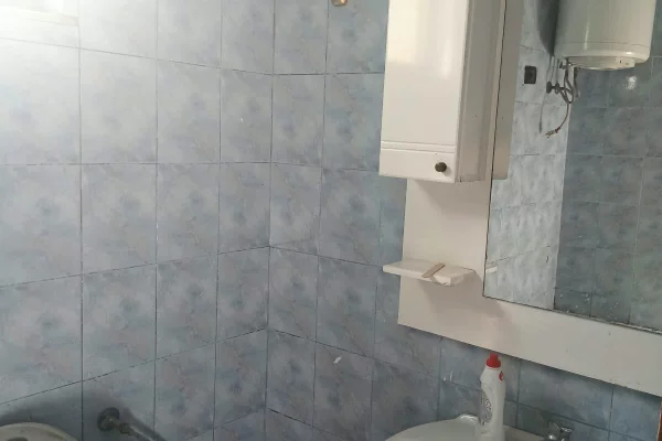 Apartament 1+1 me qera, mbrapa Amerikan 2 prane Universitetit te mjeksise