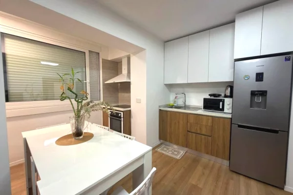 Shtepi me qera Apartament ne Tirane, 3+1, Mobilimi E mobiluar, Pagesa 75,000  Leke.