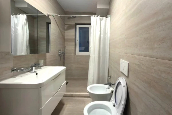 Shtepi me qera Apartament ne Tirane, 3+1, Mobilimi E mobiluar, Pagesa 75,000  Leke.