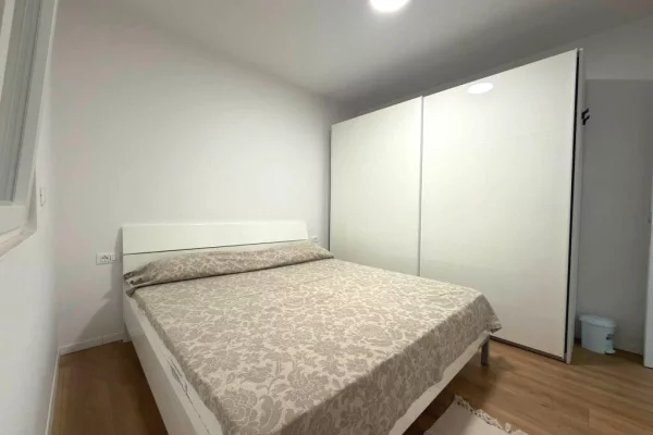Shtepi me qera Apartament ne Tirane, 3+1, Mobilimi E mobiluar, Pagesa 75,000  Leke.