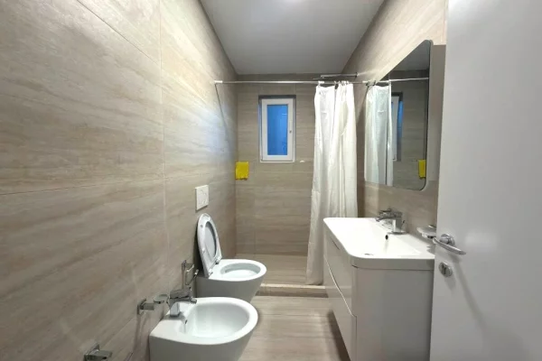 Shtepi me qera Apartament ne Tirane, 3+1, Mobilimi E mobiluar, Pagesa 75,000  Leke.