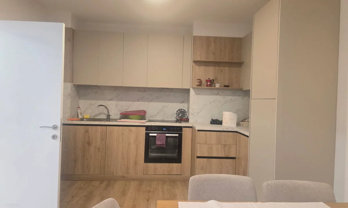 Shtepi me qera Apartament ne Tirane, 2+1, Mobilimi E mobiluar, Pagesa 50,000  Leke.