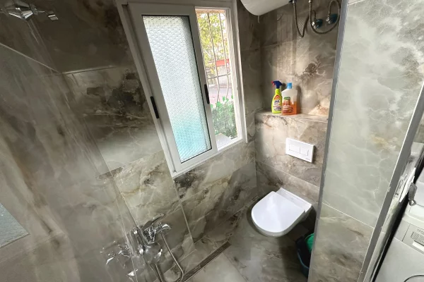 Shtepi me qera Apartament ne Tirane, 1+1, Mobilimi E mobiluar, Pagesa 50,000  Leke.
