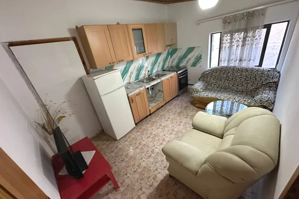 Apartament 1+1 tek shkolla at zef pllumbi tek komuna e parisit 