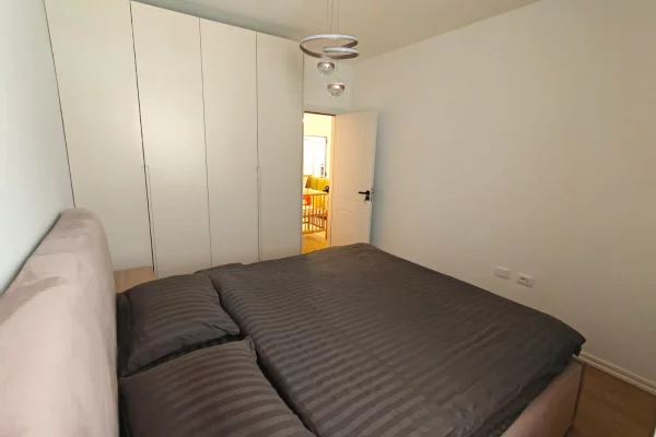Shtepi me qera Apartament ne Tirane, 2+1, Mobilimi E mobiluar, Pagesa 50,000  Leke.