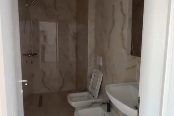 Zyre per qera tek Garden building