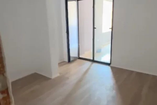 Shtepi ne shitje Apartament ne Tirane, 2+1, Mobilimi Bosh, pa mobiluar, Pagesa 227,000  Euro.