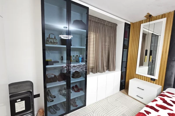 Shtepi me qera Apartament ne Tirane, 2+1, Mobilimi E mobiluar, Pagesa 75,000  Leke.