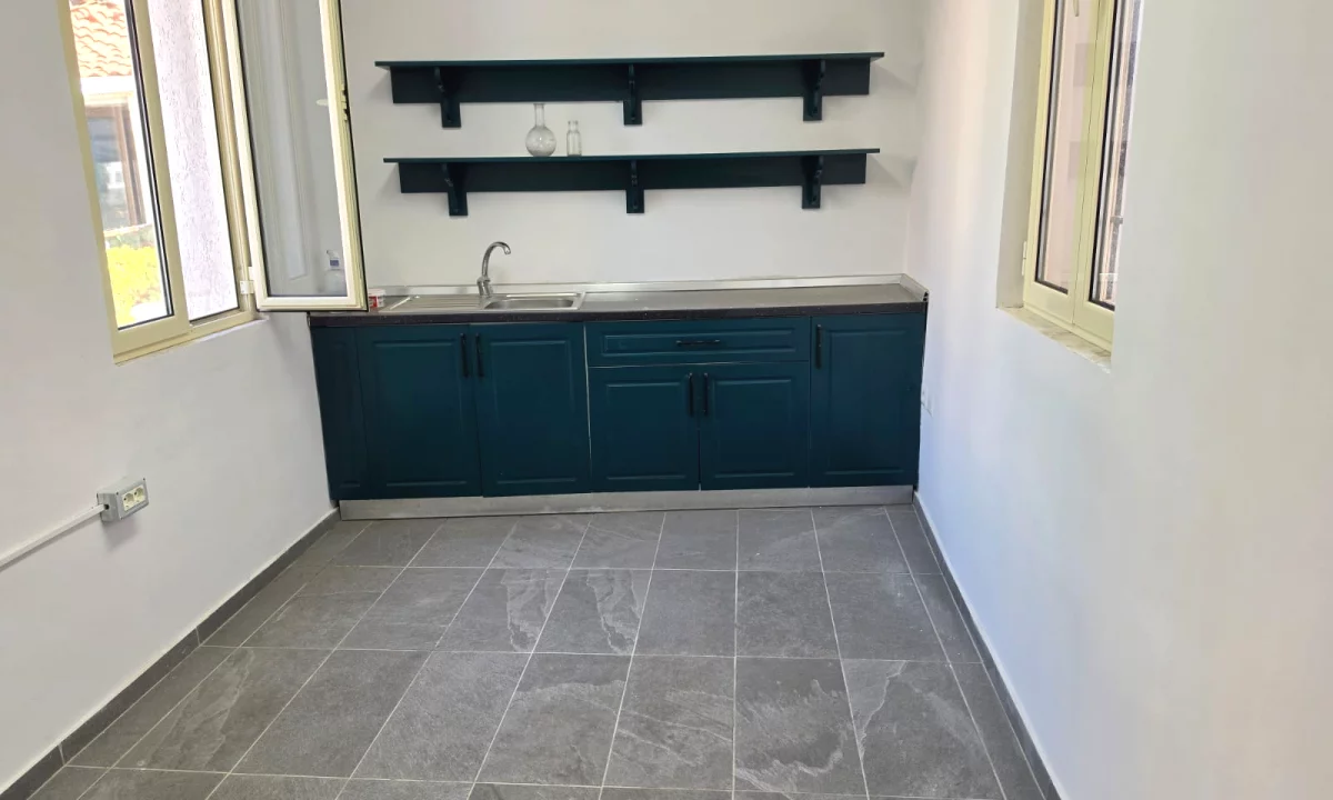Shtepi me qera Shtepi Private ne Tirane, 7+1, Mobilimi Bosh, pa mobiluar, Pagesa 2,000  Euro.