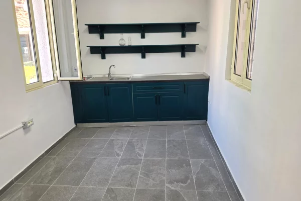 Shtepi me qera 7+1 ne Tirane - 2,000 Euro