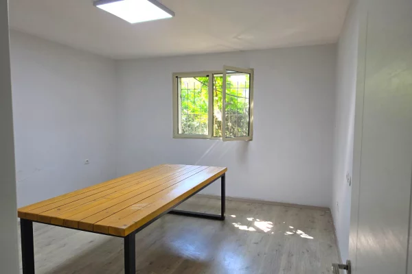 Shtepi me qera Shtepi Private ne Tirane, 7+1, Mobilimi Bosh, pa mobiluar, Pagesa 2,000  Euro.