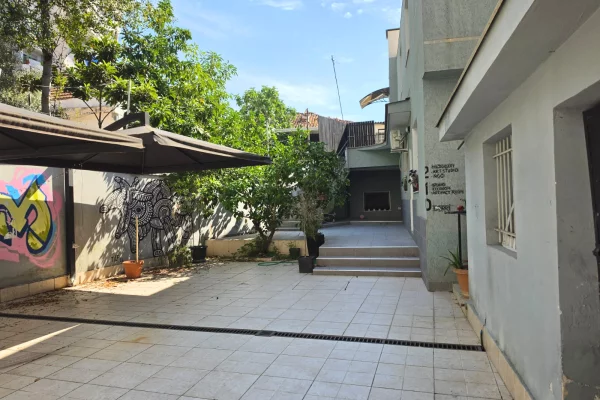 Shtepi me qera Shtepi Private ne Tirane, 7+1, Mobilimi Bosh, pa mobiluar, Pagesa 2,000  Euro.