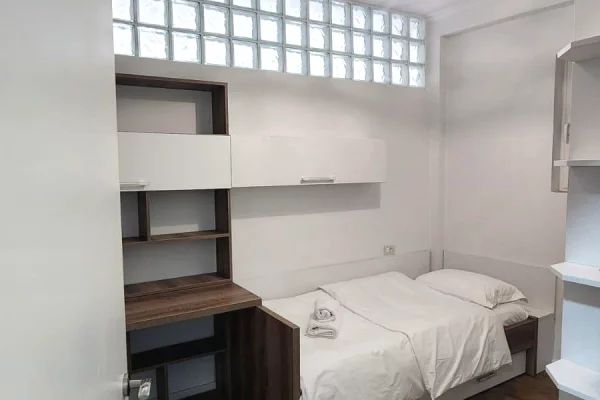 Shtepi me qera Apartament ne Tirane, 2+1, Mobilimi E mobiluar, Pagesa 75,000  Leke.