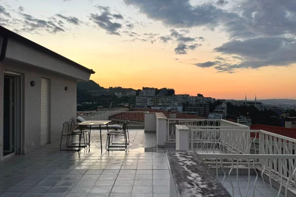 Shtepi me qera Apartament ne Tirane, 2+1, Mobilimi E mobiluar, Pagesa 75,000  Leke.