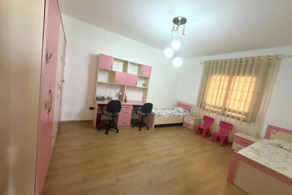 Shtepi me qera Apartament ne Tirane, 3+1, Mobilimi E mobiluar, Pagesa 70,000  Leke.