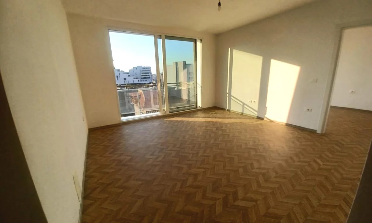 Jepet .e qera apartament 1+1+1 ballkon.   rruga e dibres te kryqezimi i spitave 