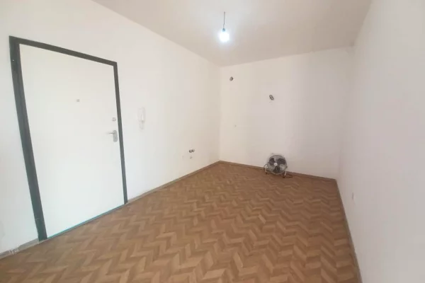 Jepet .e qera apartament 1+1+1 ballkon.   rruga e dibres te kryqezimi i spitave 