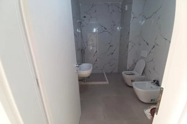 Jepet .e qera apartament 1+1+1 ballkon.   rruga e dibres te kryqezimi i spitave 