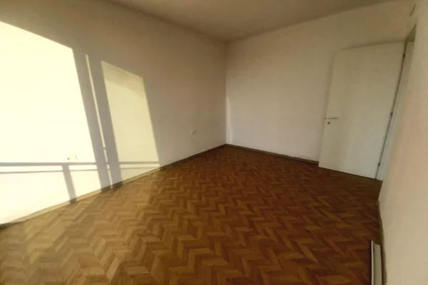 Jepet .e qera apartament 1+1+1 ballkon.   rruga e dibres te kryqezimi i spitave 