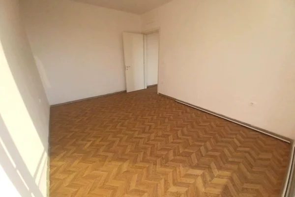 Jepet .e qera apartament 1+1+1 ballkon.   rruga e dibres te kryqezimi i spitave 