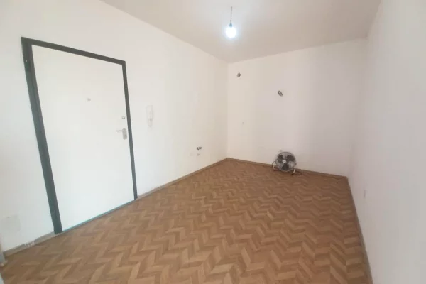 Jepet .e qera apartament 1+1+1 ballkon.   rruga e dibres te kryqezimi i spitave 