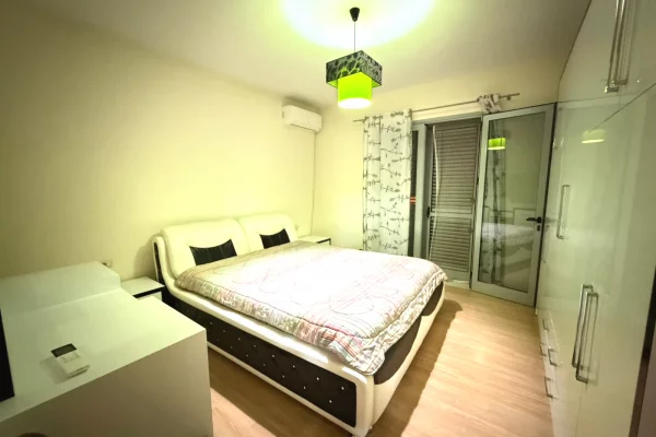 Shtepi me qera Apartament ne Tirane, 3+1, Mobilimi E mobiluar, Pagesa 1,000  Euro.