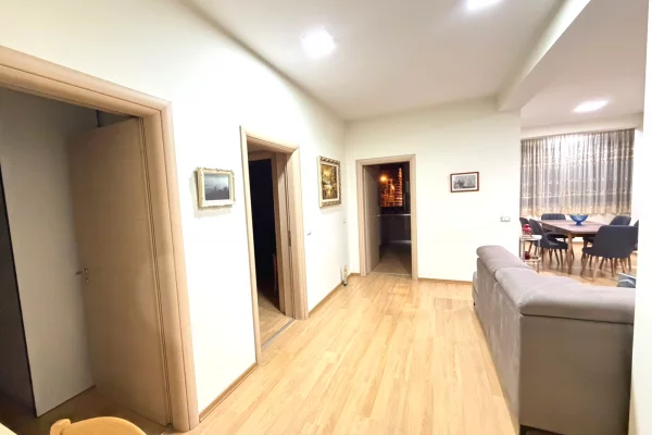 Shtepi me qera Apartament ne Tirane, 3+1, Mobilimi E mobiluar, Pagesa 1,000  Euro.