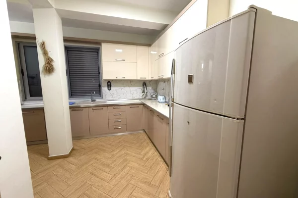 Shtepi me qera Apartament ne Tirane, 3+1, Mobilimi E mobiluar, Pagesa 1,000  Euro.